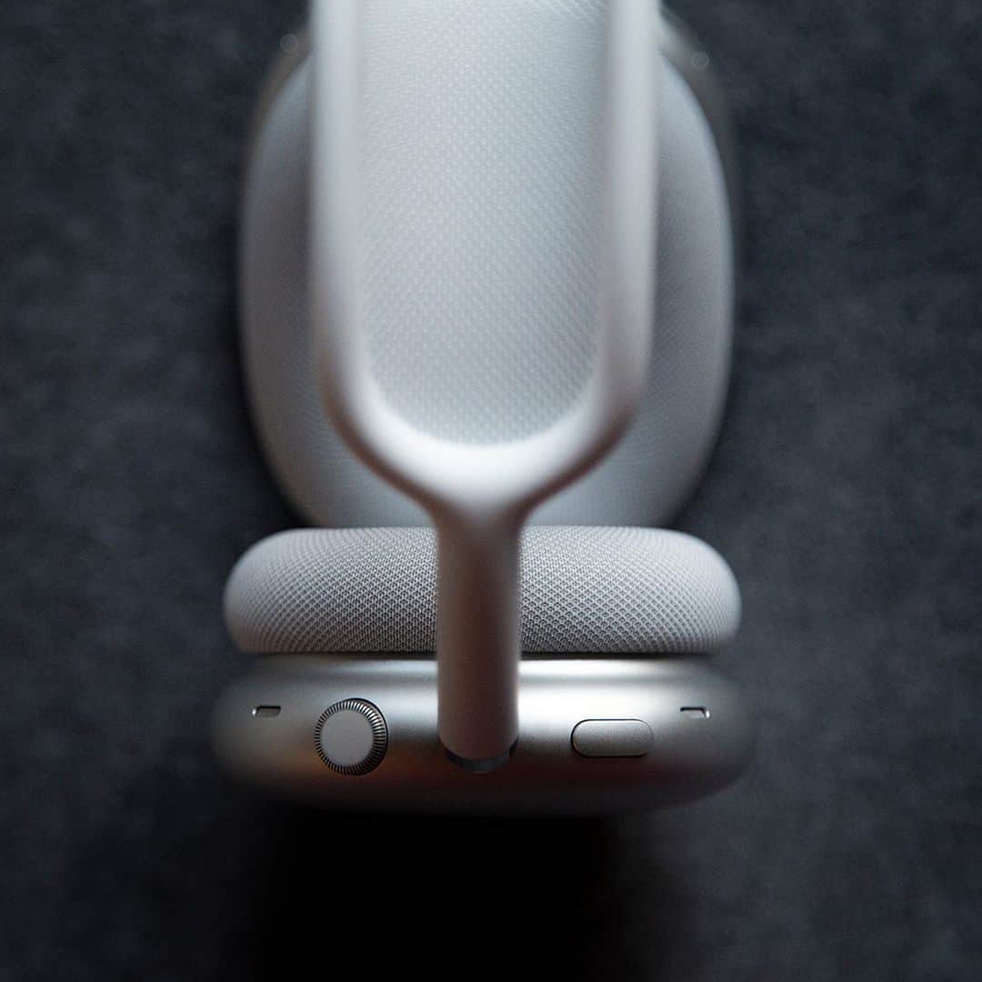 HYPEBEASTさんのインスタグラム写真 - (HYPEBEASTInstagram)「Here’s another close look at @apple’s AirPods Max. Priced at $549 USD, the headphones feature brushed aluminum shells, magnetically detachable ear cups, noise cancellation, Spatial Audio functionalities, and more. Check out more details via the link in bio.⁠⠀ Photo: Eddie Eng/HYPEBEAST」12月11日 22時06分 - hypebeast