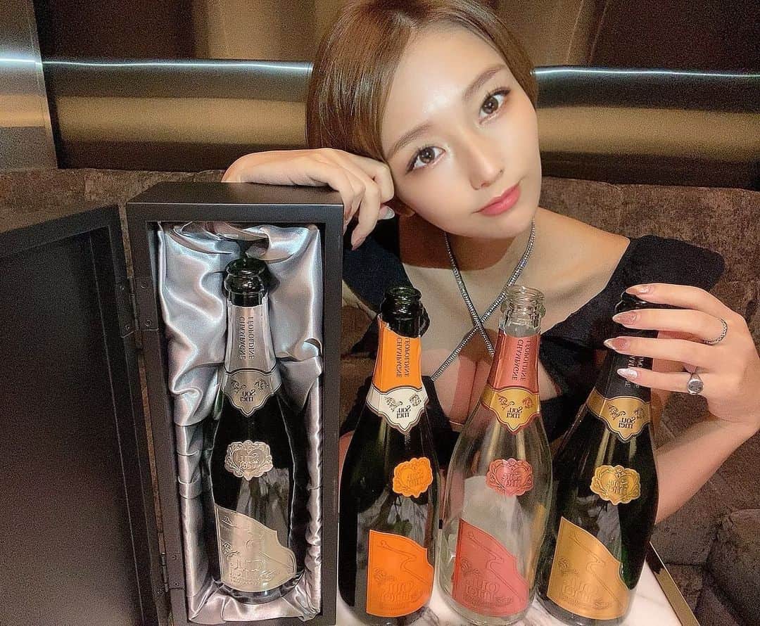 のインスタグラム：「. Lalah ソウメイキャンペーン中です🍾 この機会にぜひどうぞ💕 @soumei.japan  @roppongi_lalah   .  #tokyo#東京#六本木 #lalah#make#キャバ嬢 #キャバクラ#ホステス #シャンパン#ソウメイ #ショートカット#ショート女子」