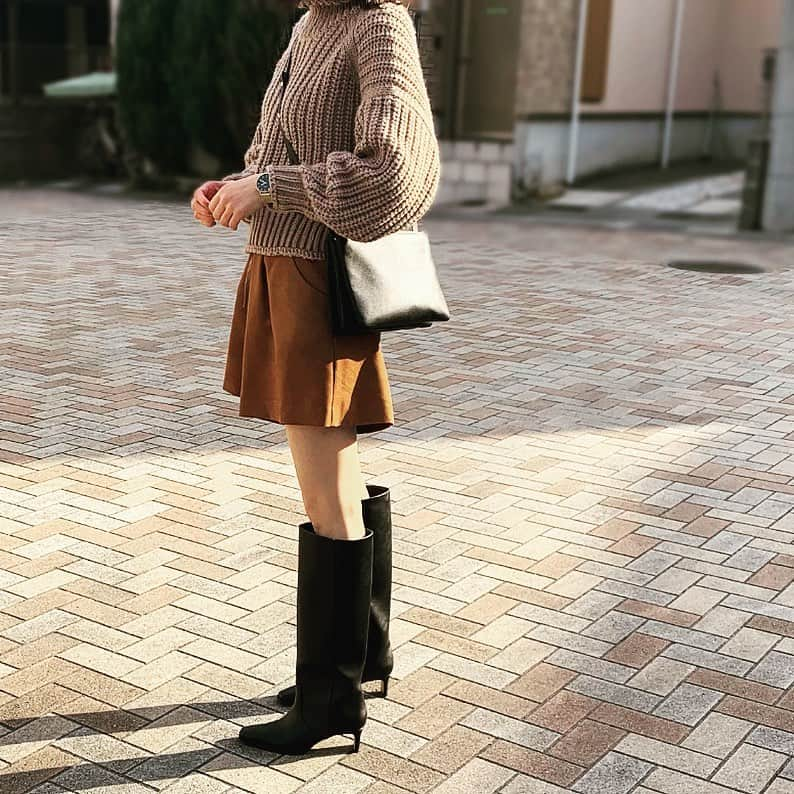 ree_mstorynさんのインスタグラム写真 - (ree_mstorynInstagram)「#coordinate  今年は12月に入っても 昼間はポカポカ♪ ニットで出歩ける幸せ でも来週からは 寒波が到来するみたいですね …反動が怖い　 そして よく褒めてもらえる H&Mのブーツ 横からの眺めが 最高にカワイイ♡ ・ ・ #ootd #outfitoftheday #outfit #ponte_fashion #locari #ショーパン #ロングブーツ #ロングブーツコーデ #チャンキーニット #リブタートルネックセーター #hm #handm #celine #大人カジュアル #vsco #vscam」12月11日 22時06分 - ree_mstoryn