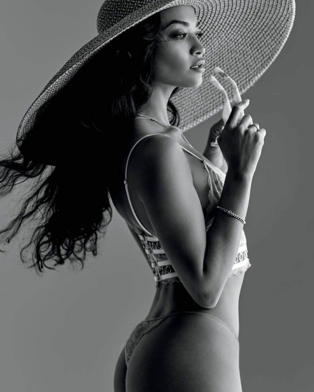 シャニーナ・シャイクのインスタグラム：「#fbf by @gilles_bensimon」