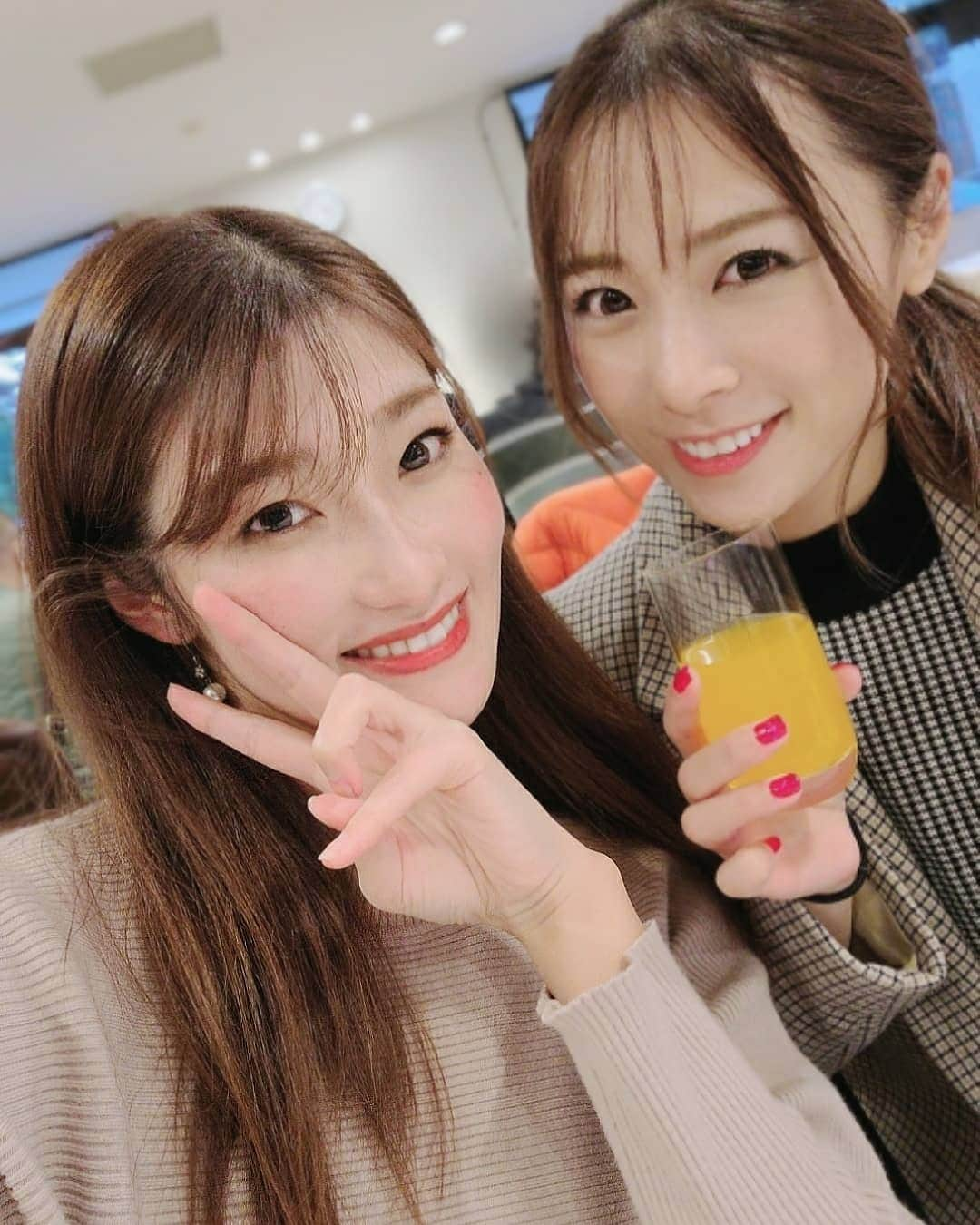 武田しのぶのインスタグラム：「ぴかと♡♡ 最近足をととのえる靴下ケアソクにハマってます🥰❤️❤️ 家でもずーっと履いてる インナーの5本指が、めっちゃ気持ちいいんです🥺❤️指がしっかり使えてつい指を動かしちゃうんだぁー！猫みたいな足になります😸😸w足がととのえられてるからこんな気持ちいいのかなぁ、ほんと、病みつきになります😺💐 ゴルフ用にスポーツタイプもゲット！（汗をかいてもサラサラタイプです♫） 履くだけで足トラブル予防&緩和なんだけど、気持ち良くてずっと履いてたい〜😊✌ @caresoku  #ケアソク #caresoku #ケアソクととのえる #浮き指 #巻き爪ケア #外反母趾予防 #扁平足改善  #足の疲れ解消  #機能性ソックス #5本指ソックス #PR #ととのえるウォーキング」