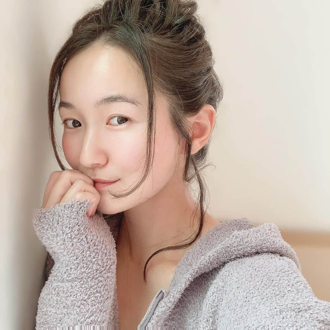 リナのインスタグラム：「今週もお疲れ様🌒  あっという間の1週間💦 なんだか、グダグダしちゃって 仕事にプライベートに はかどらなかったなぁ‥なんて反省してみたい😓  明日は子供たちも"お菓子の家"を作る予定🍭🍫🏠 サンタさんが来るのを 指折り数えながら 楽しそうに過ごす子供達がなんだか羨ましい❤️  ママもがんばるっ👩  銀座カラーなら 全身脱毛6回のおまとめ予約が可能だよ★ ...................................................... #mediumhair #refresh #haircare #coordinate #ootd #makeup #pierce #perl #おうち時間 #callaPR #hairstyle #hairsalon #hairarrange #銀座カラー #脱毛 #全身脱毛 #顔脱毛 #ポンパドール 無料カウンセリングのご予約は『 @ginzacalla_official 』の 公式アカウントURLからキャンペーンcheck！」