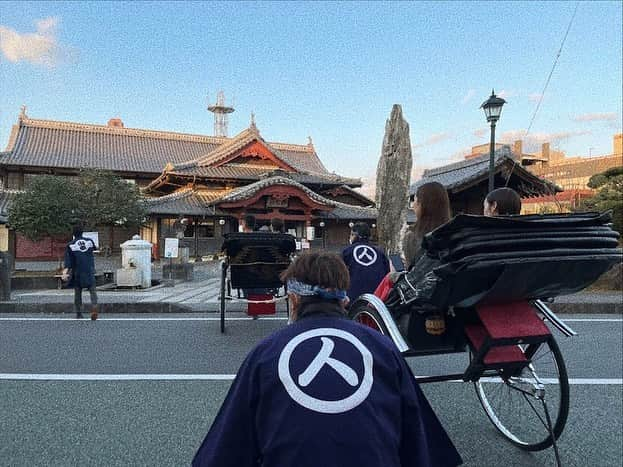 西本早希さんのインスタグラム写真 - (西本早希Instagram)「・ 米米惣門ツアーのあとは 人力車に乗って 街を観光！ 寒かったけど 気持ちよかった〜 ずっと真亜子とゲラゲラ 😂 楽しかった  まずは さくら湯に🌸！ 今から370年前 元々あった御茶屋さんが  さくら湯歴史の始まりで  明治3年から5年にかけての大改修で 市民温泉になり 改修を重ね  今も市民の皆さんに愛されてるそう ☺️   そのあとは 灯籠民芸館へ 毎年8月にある 山鹿の夏の風物詩である山鹿灯籠まつり 🏮 10年以上修行を続ける灯籠師さんが 和紙と糊だけでつくる灯籠を 浴衣姿の女性が頭に乗せ  山鹿灯籠踊り よへほ節 という舞を大勢で踊るそう  (ホームページ見たけど圧巻の光景だった😭👏🏻)  そして最後は 八千代座へ 🏯！ 八千代座のことはまた次へ 🏃‍♀️  #人力車に乗ってますって写真難しくてゲラ☺️」12月11日 22時12分 - saki1022