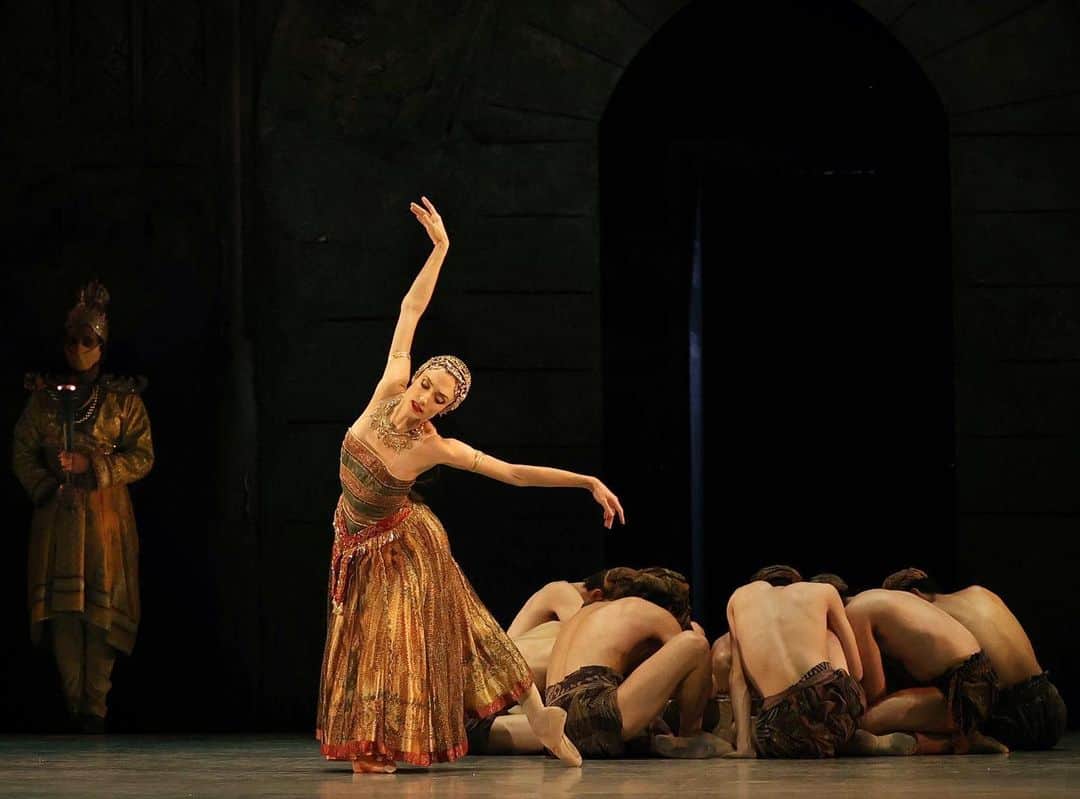 ドロテ・ジルベールのインスタグラム：「Faute de pouvoir danser devant vous ..., retrouvez-moi pour l’acte 1 de la Bayadère, dimanche à 14h30 sur la plateforme de @balletoperadeparis : chezsoi.opéradeparis.fr 📷 @svetlanaloboff」
