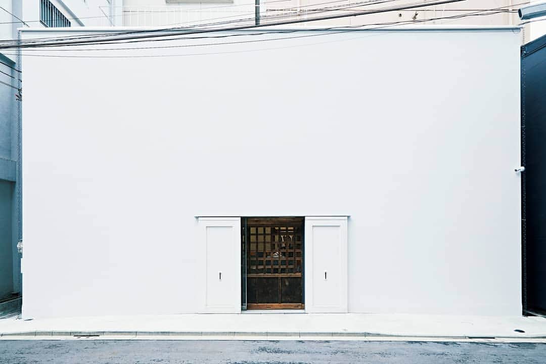 ELLE DECOR JAPANさんのインスタグラム写真 - (ELLE DECOR JAPANInstagram)「古くからもの作りの街として栄えてきた日本橋浜町に完成した、ニューバランスの世界初となるコンセプトストア「T-HOUSE New Balance」。路地でひと際目を引く真っ白な箱形の建物の中には、何と築122年の蔵が収められている！  詳しくはエル・デコ12月号とエル・デコ オンラインをチェック🔍️  #elledecor #elledecorjapan #エルデコ #インテリア #インテリア好き #暮らし #インテリアデザイン #interior #interiordesign #ニューバランス #newbalance #thouse #長坂常 #jonagasaka #tokyo #スキーマ建築計画 #建築 #東京さんぽ」12月11日 22時13分 - elledecorjapan