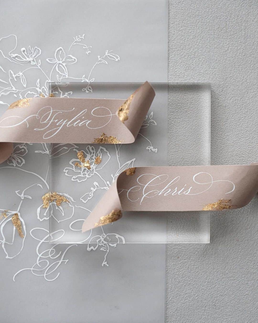 のインスタグラム：「Handmade invitation details for @eleonorafylia and Chris Congratulations for your wedding! —  #vhcalligraphy #truffypi #カリグラフィー #カリグラフィースタイリング #モダンカリグラフィー #calligraphystyling #カリグラフィーワークショップ #weddingstationery #moderncalligraphy #handmadepaper  #penmanship #ウェディング #ウェディングアイテム #カリグラファ #スタイリングワークショップ #スタイリング #prettypapers #weddingsuite #styledshootbundle」