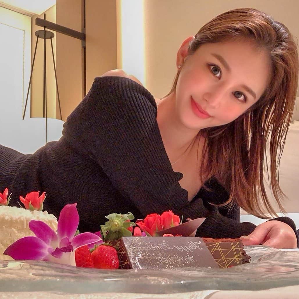 AYUMIのインスタグラム：「. ・ LINE & DM & コメント ありがとうございます💓💓 ・ 幸せな誕生日でした😭💓 ・ ・ 31歳の目標は本気で痩せること😩 ・ ほとんど服が入らない😂 ・ ってしょーもない抱負w ・ ・ #このケーキ全部食べたけど w ・ #birthdaytrip  #halekulaniokinawa」