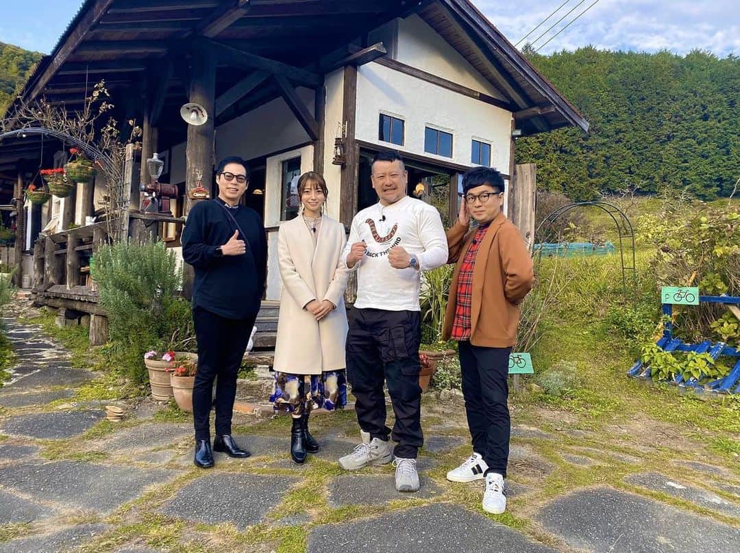 YUMIのインスタグラム：「.  【出演情報】  12/19！！！ FBS・KKT・NIB・KYT・UMK・TOSで放送される "福岡すっぴんツアー!"に出演します💗📺  今田耕司さん、黒瀬純さん、 ケンドーコバヤシさんと一緒に 那珂川市で美味しいピザを食べて🤤✨ 新感覚エクササイズを体験👊💃🏻  緊張したけど、皆さんとても優しくて 素敵な方々でした〜〜！！🥺🎊  初めてテレビで恋愛について すっぴんトークしたよ🤣🤣🤣  ぜひチェックしてね☑️  放送日時　12/19  14:30〜15:55  　　　　　(FBS・KKT・NIB・KYT・UMK同時ネット) 　　　　　午後2時～午後3時25分(TOS) 　 衣装は大好きな #unitedtokyo コーデ👗 もえさんと選んだよ〜😘 →→ @unitedtokyo_moe   #福岡すっぴんツアー #福岡すっぴんツアー16 #今田耕司 さん #ケンドーコバヤシ さん #黒瀬純 さん #fbs福岡放送 #那珂川市#那珂川グルメ#那珂川ランチ」