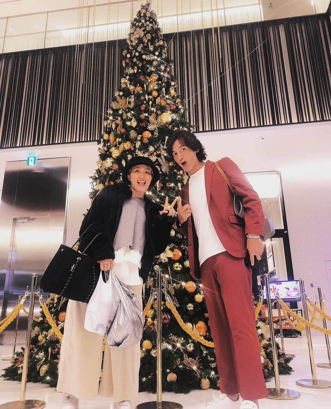 丸山桂里奈さんのインスタグラム写真 - (丸山桂里奈Instagram)「収録終わりに。 目の前にどーーーーーん🎄🎄🎄 我が家はみどりではなく、ホワイトにしました🎵 クリスマス🎅結婚してからのはじめましてなので最高にクリスマス気分を楽しみます⭐️🎄 今日もおつかれさまでした〜 明日はおおさか、一緒です😛😛😛❤️  #収録後に #虎ノ門 #ビックツリー #りんちゃん撮り方うま #夫婦て響きいいねぇ #クリスマスも一緒にいれて幸せ #明日も一緒だぁ #うひょひょ #いい意味で #インスタバエ」12月11日 22時24分 - karinamaruyama