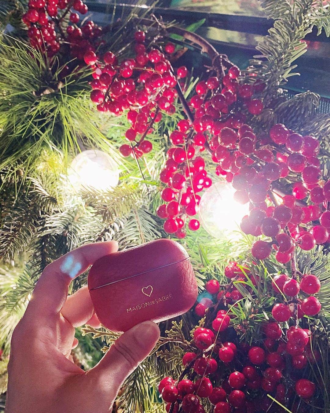神尾美沙のインスタグラム：「🎄﻿ ﻿ なんだか急にホリデームードが漂ってきた…♩﻿ とか言いつつ仕事が師走すぎて﻿ 早く年末まで駆け抜けたい🤣🤣﻿ ﻿ そして2ヶ月くらい前に﻿ AirPodsProを買いまして﻿ 私の生活に音楽が復活👏﻿ ﻿ せっかくなのでケースもゲットして﻿ 毎日るんるんー☺️❤️﻿ Web mtgもしやすくて最高！！ 可愛すぎたので2パターンで クリスマスに寄せた写真を撮った。笑﻿ ﻿ ﻿ @maisondesabre で﻿ ♡を刻印して、さらに可愛く🥺﻿ ちなみにNiziUを鬼リピしてます笑﻿ ﻿ ﻿ ﻿ #メゾンドサブレ#MakeYourMark﻿ #pr#airpodsケース#airpodsproケース #airpods#airpodspro#christmasflatlay」