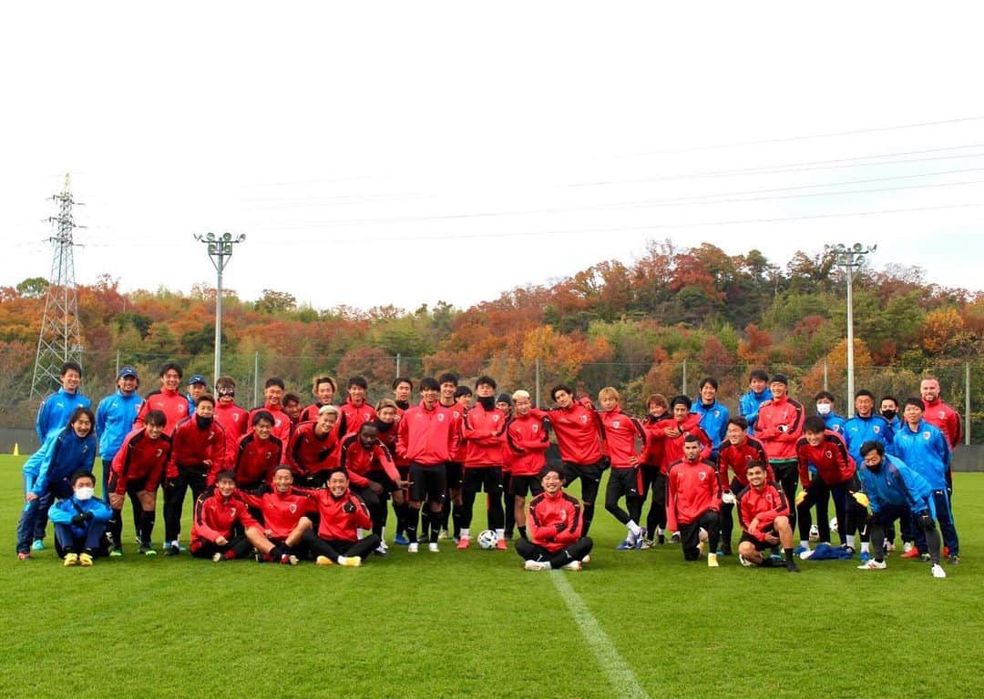加藤順大のインスタグラム：「36歳になりました。 このメンバーでサッカーするのも後少し。 毎年この季節は誕生日なのに大嫌い。 大好きな仲間とさよならしたくない。 36歳は辛い思いがなるべくない1年にしたいって思います！！ て事で、36歳のスタートはチームメイトに写真で祝ってもらいました！！ はっきり言うけど サッカー大好き！！ だけど サッカー大嫌い。 大好きな仲間とさよならしたくない。 #ナカマー」