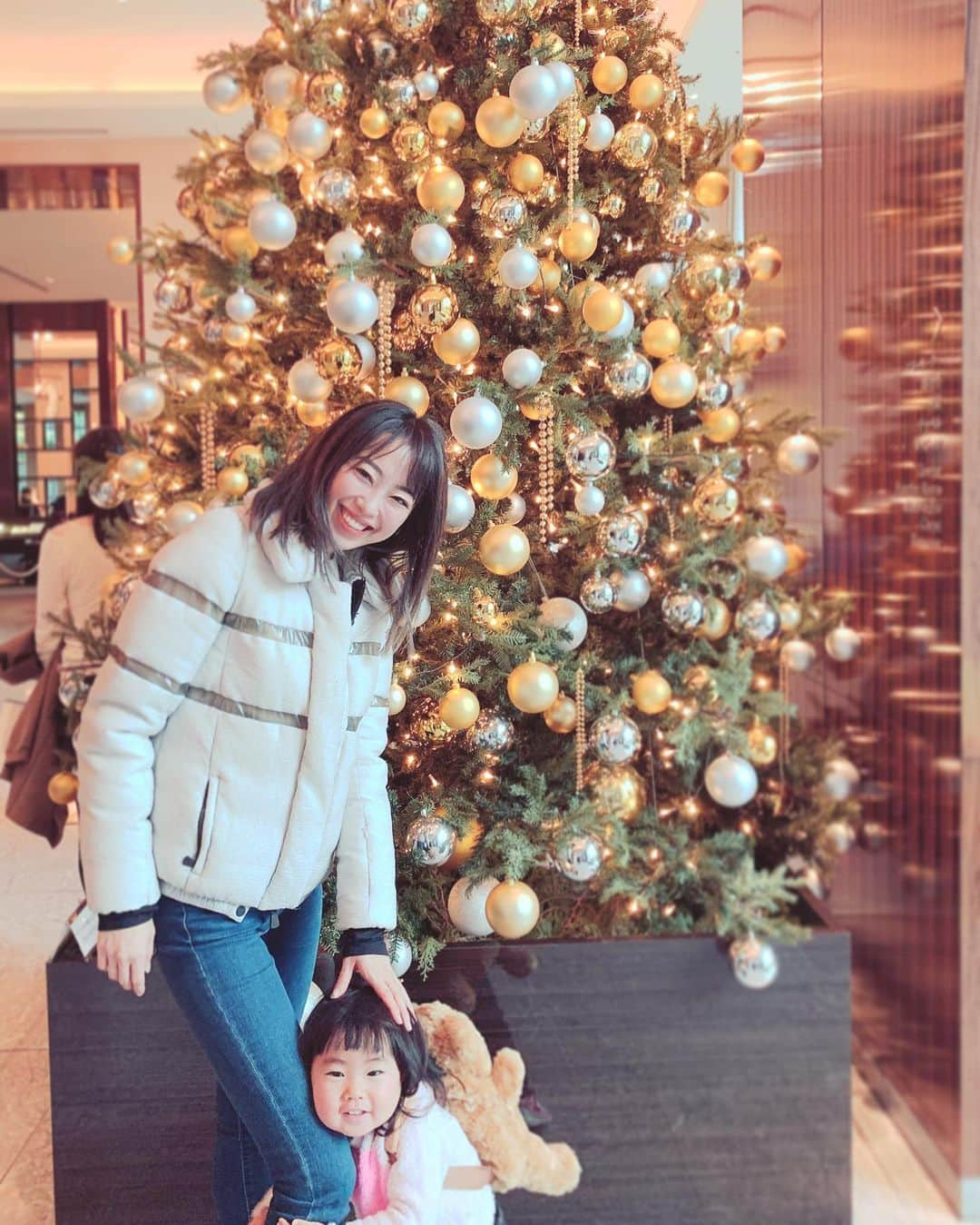 吉井絵梨子さんのインスタグラム写真 - (吉井絵梨子Instagram)「あちこちクリスマス🎄になってきましたね😊  えれんは、クリスマスツリーやサンタクロース、クリスマスのデコレーションを見るたびに、「ぎんこんたん！ぎんこんたん！（ジングルベル🔔) 」と言います笑  今日も笑いをありがとう。  #子育て #赤ちゃんのいる生活 #クリスマスツリー #クリスマスツリー  #働くママ #クリスマスオーナメント #missgrandjapan #workingmom #babystagram #merrychristmas #cristmastree #babygirl」12月11日 22時32分 - supermamaeriko