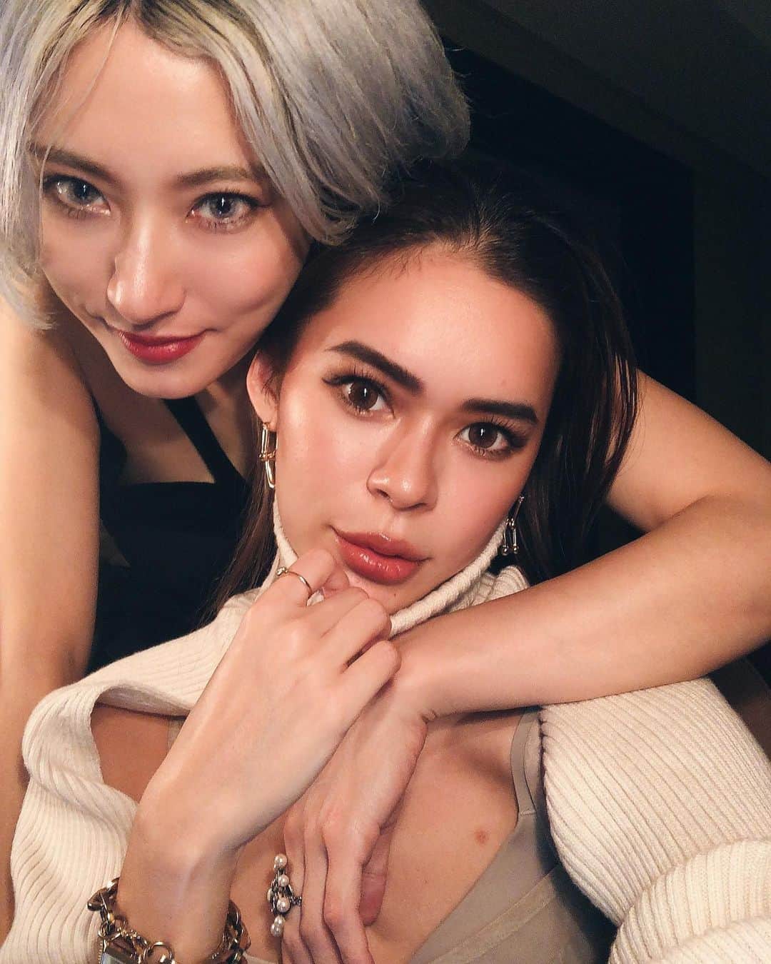 藤川ありすのインスタグラム：「__ 久しぶりの @darayunya と🌈 今日はめずらしく女の子っぽいスタイル カラコンも茶色系にして全体的にブラウンな感じ。 2人ともマツエクバサバサで盛れてる☺️🌼  マツエクは @beaute_daikanyama  担当は @beaute_eri さん ボリュームラッシュのカール強め長さ13mmのデザインです〜。」