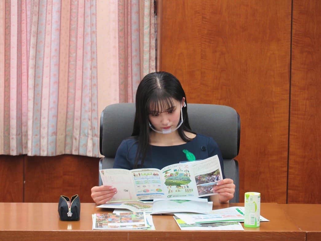 加藤早和子のインスタグラム：「❤︎ ミス日本勉強会①⑦ 【森林大国ニッポン】 林野庁庁長官　本郷浩二先生 国土緑化推進機構政策企画部長　冨永茂先生  Q.国土緑化推進機構とは 敗戦後日本では、資源が無かったために、松の根から 油を取って燃料にしていました。その結果、 森林が荒廃し、山地火災が頻発してしまったそうです。 これに対し、国土緑化推進機構の前身である 国土緑化推進委員会が結成され、国の緑を増やすために 国土緑化運動が開始されました。  この運動の一環として始められたのが全国植樹祭や 全国育樹祭や、緑が大切である事を再認識するための 緑の感謝祭。  実は日本は、世界有数の森林大国で 国土のうち森林の占める割合は7割弱を占めていて、 フィンランドに次いで第2位だそう🌳  緑といえばカナダのイメージが強いですが、 カナダの国土に対する森林の割合は4割ほどだそうで、 日本は緑豊かな国である事を再認識しました😳  .  日本人と森林の関わりは深く、日本書紀に明記されて いたり、青山にある熊野神社には神様が祀られている そうです。⛩ また、伝統工芸品と木を使用したものが多数！ 木工文化は調湿性が高く燃えにくいため、 最も素晴らしい文化の1つ。🪵  実は、日本がこんなにも森林豊かであったのは"元々" というわけではなく…かつては木々が薪として利用され、 山が豊かにならないハゲ山が多く存在していました。  ですが、 植える・育てる・使うの循環をしっかりとする事で 今日までの森林の豊かさになったそうなんです  私は森林は守るものだと思っていたので、なるべく 木を伐採しない事こそが、豊かさを守るために必要だと 思っていました。ですが、その考えは間違っていて、『植える・育てる・使う』の循環がしっかりしていないと、ドロや根が出てしまい、森林自体が不健康に なってしまうと学びました。  また、今回の講義の中で、森林を楽しむために 森林を観光に使う事業や森林セラピー、森の幼稚園など の活動がされている事を知りました。  私は現在、週3.4回ホットヨガに通って身体の健康を 保っているのですが、お話を聞いていて、 森林でヨガをするのも楽しそうだな〜と思ったので、 今度トライしてみようと思います🥳  講義の終盤では、農林水産省の野上浩太郎大臣に 表敬訪問させて頂きました✨ お忙しい中お時間を割いて頂き、 このような貴重な経験が出来た事が本当に光栄です。 自分の置かれた環境に感謝をして、 もっと高みを目指して頑張ります✨💪🏻 . . #ミス日本 #ミス日本コンテスト #ファイナリスト #ミス日本2021 #2021ミス日本ファイナリスト #ミスコン #林野庁 #林野庁庁長官 #農林水産省 #森林 #森林大国 #青山学院大学 #女子大生 #いいね返し #missjapan #misscon #instalike」