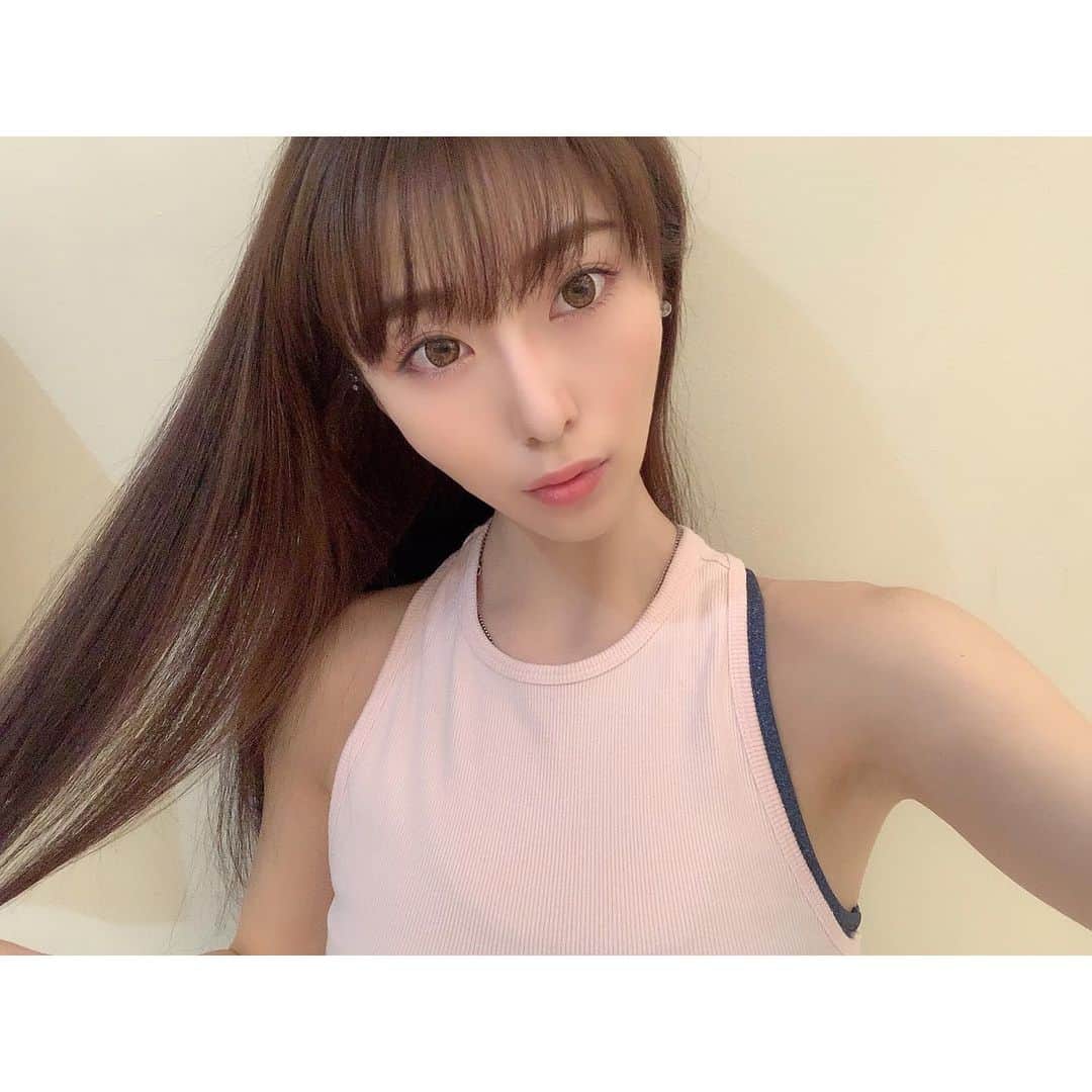 赤嶺紗羅のインスタグラム：「Happy Friday ☀️ 朝ヨガ🧘‍♀️で1日の始まりを健やかに…✨ 　 ご予約お問い合わせはこちら👇 @studio_classone  　 ※クラスワンは女性専用スタジオとなっております🙏 　 　 @spaworld_jp ♨️では 土日祝限定㊗️ワンコインヨガ🧘‍♂️が開講中✨✨ 　 私の年内の担当クラスは12/20(日)🌟 　 時間は全クラス共通になります💁‍♀️ ❶14:00〜14:30 ❷15:00〜15:30 　 事前予約不可、先着順となります🙏 　 汗をかいて💦リフレッシュ😋 気持ちの良い30分間を過ごしましょう❣️ 男女問わず手ぶらで気軽にヨガ体験ができます🙋‍♀️ 　 　 　  #diet #fitnessgirl #japanesegirl #spaworld #yoga #japanese #japanesegirl #足痩せ #美脚 #マタニティ #ヨガ大阪 #フリーランス #ホットヨガ #ヨガ #ヨガジョ #ヨガインストラクター #痩せる #ボディメイク #全米ヨガアライアンス #ヨガ男子 #筋トレ #岩盤浴 #スパワールド #ダイエット #ストレッチ  #ビフォーアフター #岩盤ヨガ」