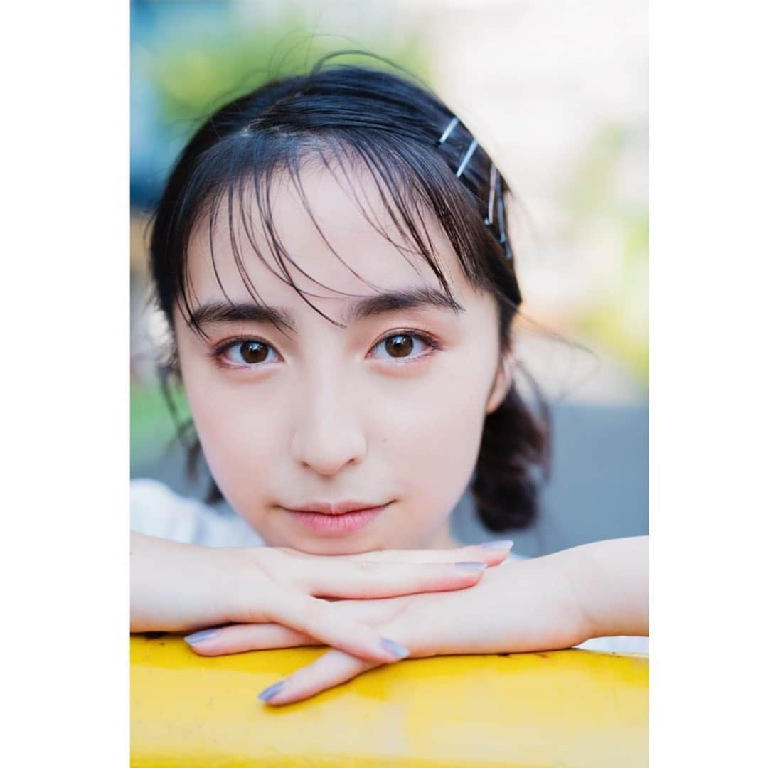 小高サラさんのインスタグラム写真 - (小高サラInstagram)「・  実はこの時のネイルの色がお気に入り  ブルーの上に薄いグレーを重ねてるんです  メイクさんのテクニックに感嘆、  冬ってどんなカラーのネイルがいいんだろ、  ブラウンとか可愛いなぁ🤍  #ネイル#マニキュア#ブルーネイル#ブルー#グレー#オレンジメイク」12月11日 22時34分 - sara_odaka_official