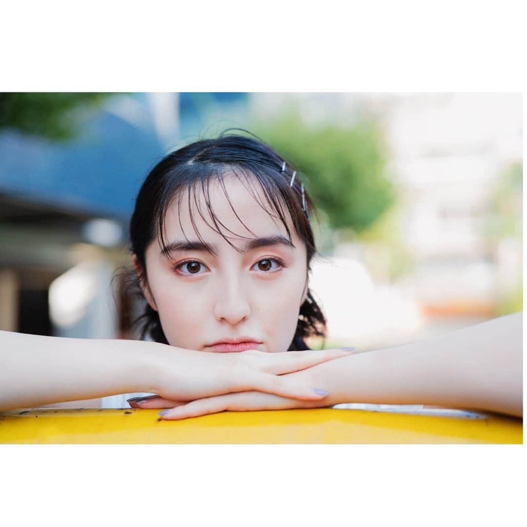 小高サラさんのインスタグラム写真 - (小高サラInstagram)「・  実はこの時のネイルの色がお気に入り  ブルーの上に薄いグレーを重ねてるんです  メイクさんのテクニックに感嘆、  冬ってどんなカラーのネイルがいいんだろ、  ブラウンとか可愛いなぁ🤍  #ネイル#マニキュア#ブルーネイル#ブルー#グレー#オレンジメイク」12月11日 22時34分 - sara_odaka_official