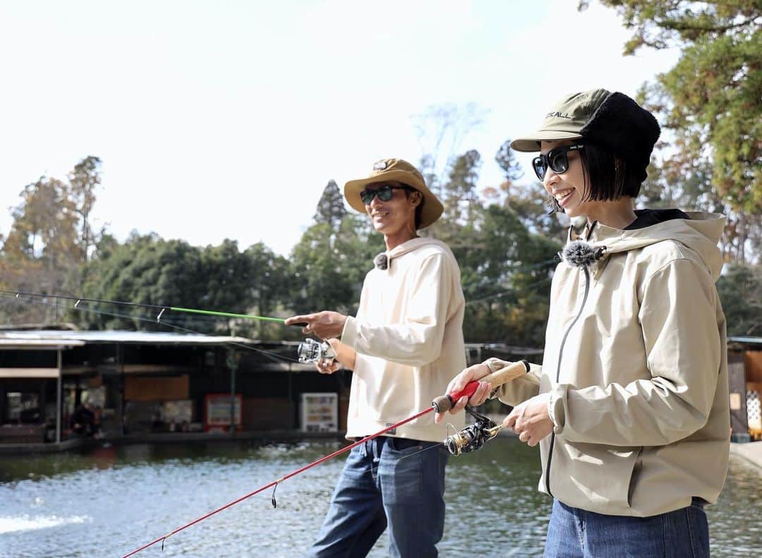 石川文菜さんのインスタグラム写真 - (石川文菜Instagram)「. . . beGOODfunEGGのYouTube最新回が公開されました🎥 . . 今回は千葉県にある釣パラダイスでニジマス釣り🐟 . エッグナッツの動かし方を変えるだけで釣れる数が変わる楽しさをご紹介しています💁🏻‍♀️ . こちらのスタッフさん達はいつも優しく、丁寧にレクチャーしてくれるのでオススメですよ！ . . 釣りの詳細はプロフィール欄のURLからどうぞ🤲🏻 . . . #JACKALL #begoodfunegg #釣り #fishing #管釣り #エリアトラウト #千葉県」12月11日 22時45分 - bun0404