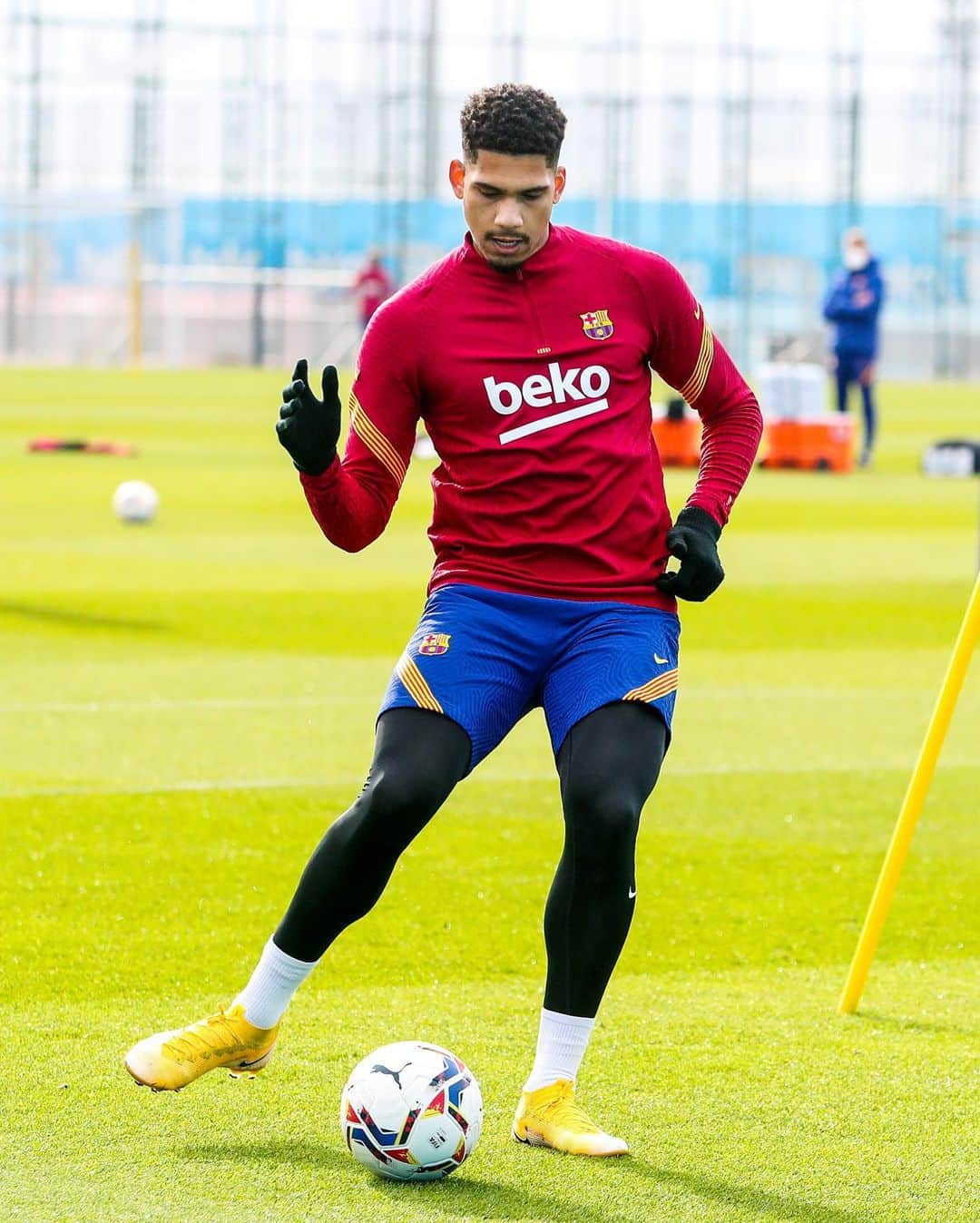 FCバルセロナさんのインスタグラム写真 - (FCバルセロナInstagram)「The hard work continues 💪 Concentrados en el #BarçaLevante de este domingo. Som-hi equip! 👊」12月11日 22時45分 - fcbarcelona