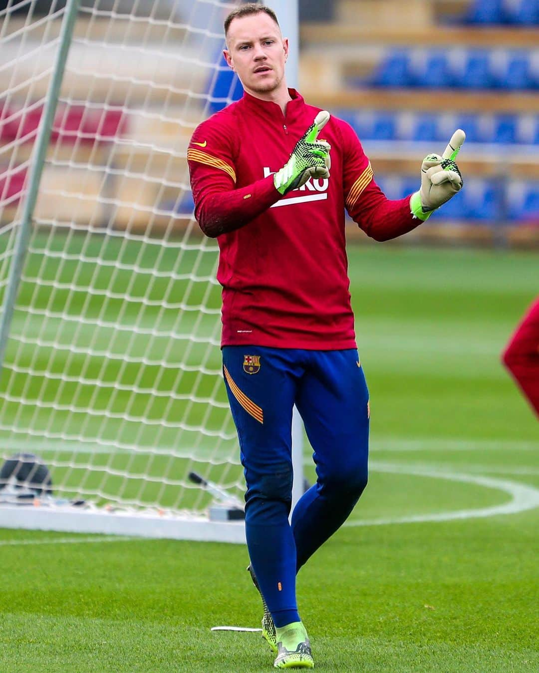 FCバルセロナさんのインスタグラム写真 - (FCバルセロナInstagram)「The hard work continues 💪 Concentrados en el #BarçaLevante de este domingo. Som-hi equip! 👊」12月11日 22時45分 - fcbarcelona