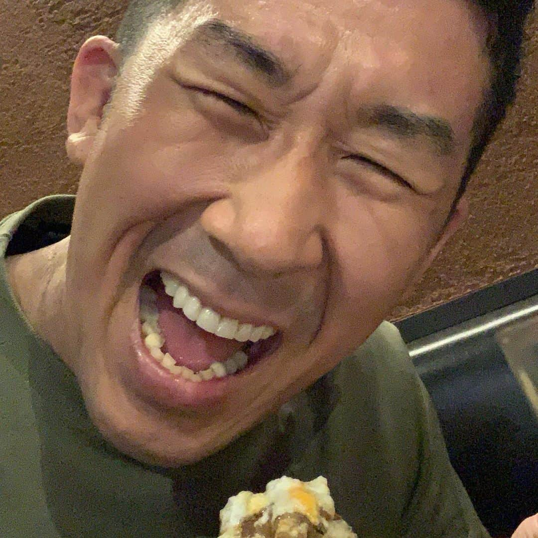 田村裕さんのインスタグラム写真 - (田村裕Instagram)「ここの焼肉はおすすめです！  美味すぎる！！  高級部位のハネシタにつけるタレがメレンゲに黄身を混ぜたタレ。  こんなん初めて見た！！  高級で上品な脂の乗ったハネシタに甘辛のタレを絡ませて焼き上げ、メレンゲのふわふわ感の中に黄身のコクを馴染ませ一口で食べきる。計算され尽くした美味さ。この幸福感は簡単に手に入るものではない。たどり着いた人だけが辿りつける口福（幸福）の方程式。  みなさんにも食べて頂きたい！！  #笑ぎゅう #心斎橋 #ハネシタ #焼肉 #見たことないタレ #今日も笑えた？ #安心して #俺が笑ってる #麒麟田村 #タムラ433 #TAMURA #smile  #SMILE #powersmile #POWER SMILE #パワースマイル #エネルギースポット」12月11日 22時46分 - hiroshi9393