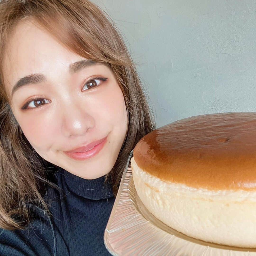 藤森マリナさんのインスタグラム写真 - (藤森マリナInstagram)「予約3年待ちの #チーズケーキ 🧁✨ は、これのチョコレート味！ プレーンは完売してなければ 買えるらしい^ ^ ビジュ可愛いすぎて たくさん撮ってもた^ ^♥️ * * チョコレートチーズケーキの方は 予約したら2023年に電話が かかってくるそうですよ👵🏼笑 * * しぬほど美味しかった🥺💕 みんなでわけたけど 正直一人でホール余裕やわ🤦🏼‍♀️ 笹嶋さんありがとうございます♡ * * * #泉南グルメ#大阪グルメ#手土産スイーツ #北泉#北泉のチーズケーキ #飯テロ#スイーツ部#ビジュ#優勝」12月11日 22時38分 - maaarina0806