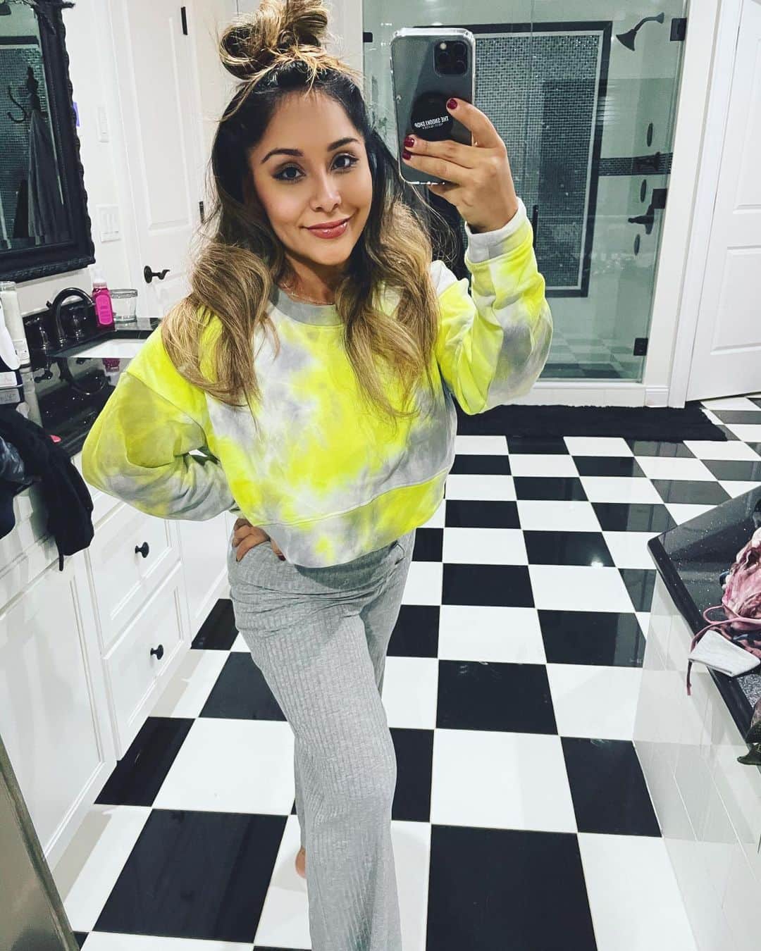 ニコール・ ポリッツィのインスタグラム：「HAPPY FRIYAY 💋  new podcast today && DEC 16th is the last day to order from @thesnookishop in time for Xmas 🖤」