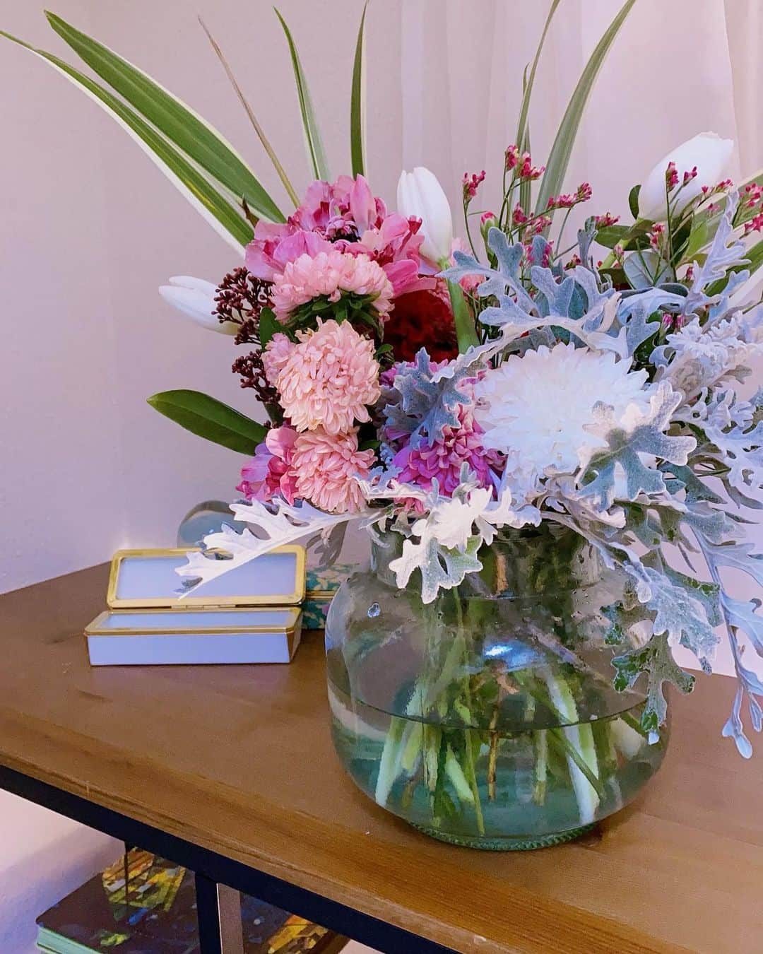 小林涼子さんのインスタグラム写真 - (小林涼子Instagram)「. 最近、お花を頂く機会が多くて嬉しいな💐 実は、こっそり お花のサブスクも続けています みなさま 今週も1週間お疲れ様でした ☺︎ #お花のある暮らし #花のある暮らし #お花  #ハナノヒ」12月11日 22時39分 - ryoko_kobayashi_ryoko
