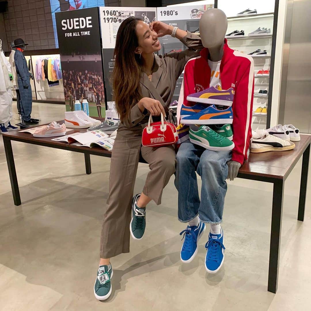 Megha Shrestha のインスタグラム：「@pumajapan SUEDE PUMA ☆  1960年からのスゥエードプーマの歴史✨大好きなプーマのブランドが今までの歴史しれましたぁ！！  バスケのチームを意識したカラーのシューズがめっちゃ可愛かった✨ 新作も可愛すぎて、皆さんぜひ店頭でチェックしてね✨✨  蒼とおそろしたくてたまらん♡♡  #foralltime #snickers #suedepuma #pumajapan #」