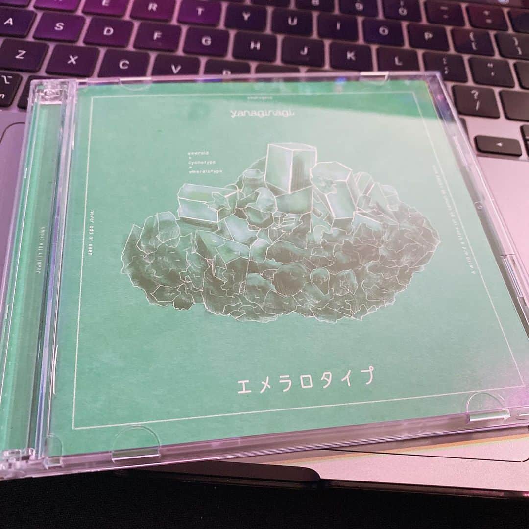 tokuのインスタグラム：「#やなぎなぎ さんのニューアルバム「エメラロタイプ」頂きました、ありがとうございますー♪」