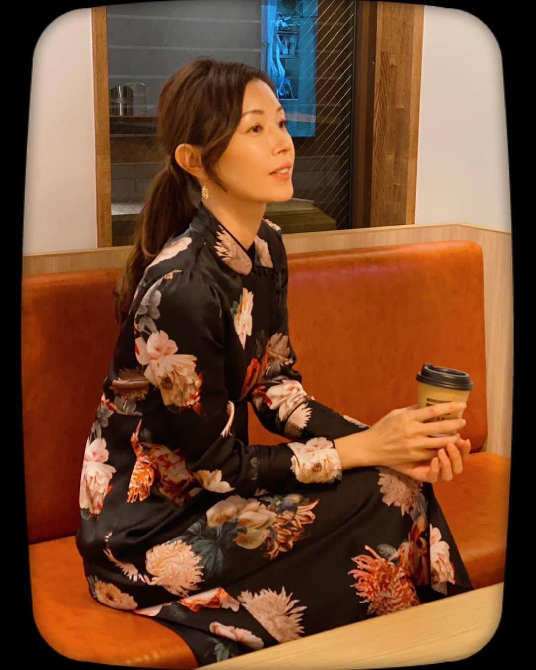 滝沢沙織さんのインスタグラム写真 - (滝沢沙織Instagram)「撮影終わりにコーヒーでホッと一息☕️✨ 皆様、今日もお疲れ様でした😊✨ 温かくしておやすみくださいね⭐️ #滝沢沙織 #滝沢Style #撮影の合間 #コーヒー #fashion #ZARA」12月11日 22時54分 - saori_takizawa.official