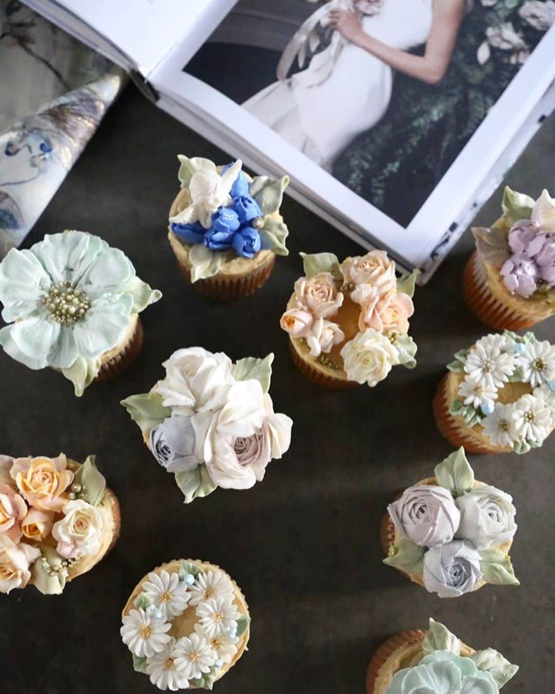 청담 수케이크 (atelier soo)さんのインスタグラム写真 - (청담 수케이크 (atelier soo)Instagram)「ㅡ 4번의진한만남.매수업느끼고배우는게참많았던반이네요 :) ㅡ 계획한수업공지도하였습니다.  좁고깊었던커리큘럼이 조금 넓어졌어요🤍 ㅡ #flower #cake #flowercake #partycake #birthday #bouquet #buttercream #baking #wilton #weddingcake ㅡ www.soocake.com vkscl_energy@naver.com」12月11日 22時55分 - soocake_ully