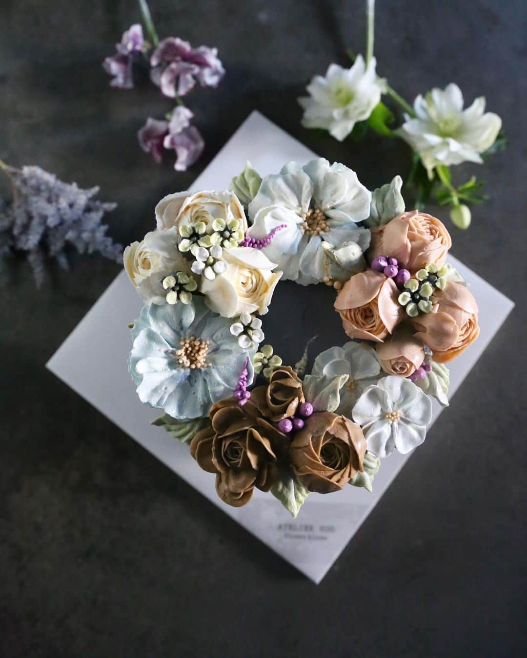 청담 수케이크 (atelier soo)さんのインスタグラム写真 - (청담 수케이크 (atelier soo)Instagram)「ㅡ 4번의진한만남.매수업느끼고배우는게참많았던반이네요 :) ㅡ 계획한수업공지도하였습니다.  좁고깊었던커리큘럼이 조금 넓어졌어요🤍 ㅡ #flower #cake #flowercake #partycake #birthday #bouquet #buttercream #baking #wilton #weddingcake ㅡ www.soocake.com vkscl_energy@naver.com」12月11日 22時55分 - soocake_ully