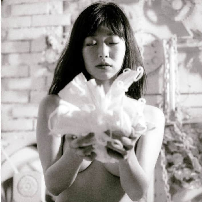 佐々木心音さんのインスタグラム写真 - (佐々木心音Instagram)「自主制作ミニ写真集 「the art nude」 Naked Freedom -a domani下巻- 予約発売開始しました！ . マスクヌードテーマは最終章です。 . そしてなんと、 the art nude1,2も増刷が可能になったので、同じく予約できます！ https://kokoneshop.thebase.in ◆新巻は今月末発送予定 ◆増刷分は来月発送を予定しています . . . #theartnude #nakedfrredom #adomani #masknude #model #itself #monochrome #mypoem #actress #singersongwriter #kokonesasaki #photobook  #アートヌード #マスクヌード #自主制作 #ミニ写真集 #モノクロ表紙 #このシリーズは #最終章 #増刷巻あり #佐々木心音」12月11日 22時48分 - sasakikokone