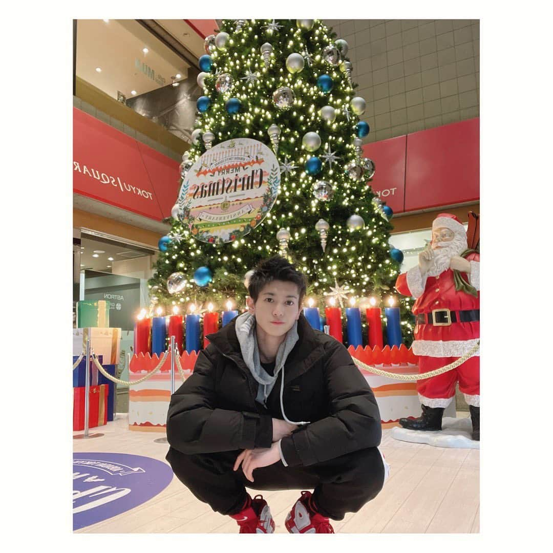 岡田鷹斗さんのインスタグラム写真 - (岡田鷹斗Instagram)「Xmas tree🎄✨ 街はイルミネーションに 灯りが温かくホッコリするね😌  #nevagiveup #Xmas #クリスマス　#クリスマスツリー　#🎄　#短髪 #サンタさん　#プレゼント　#イケメン　#followｍe」12月11日 22時49分 - okada_takato