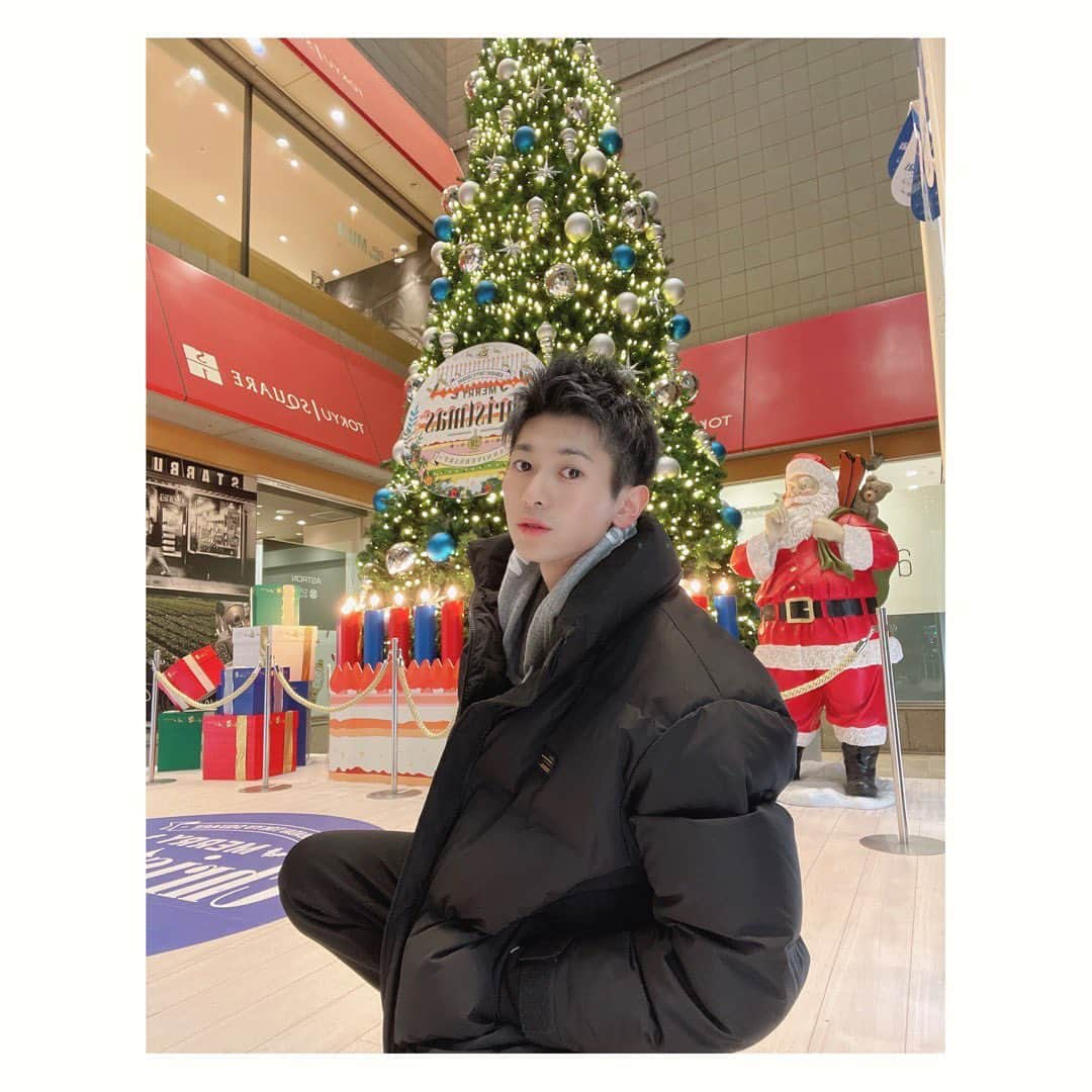 岡田鷹斗のインスタグラム：「Xmas tree🎄✨ 街はイルミネーションに 灯りが温かくホッコリするね😌  #nevagiveup #Xmas #クリスマス　#クリスマスツリー　#🎄　#短髪 #サンタさん　#プレゼント　#イケメン　#followｍe」