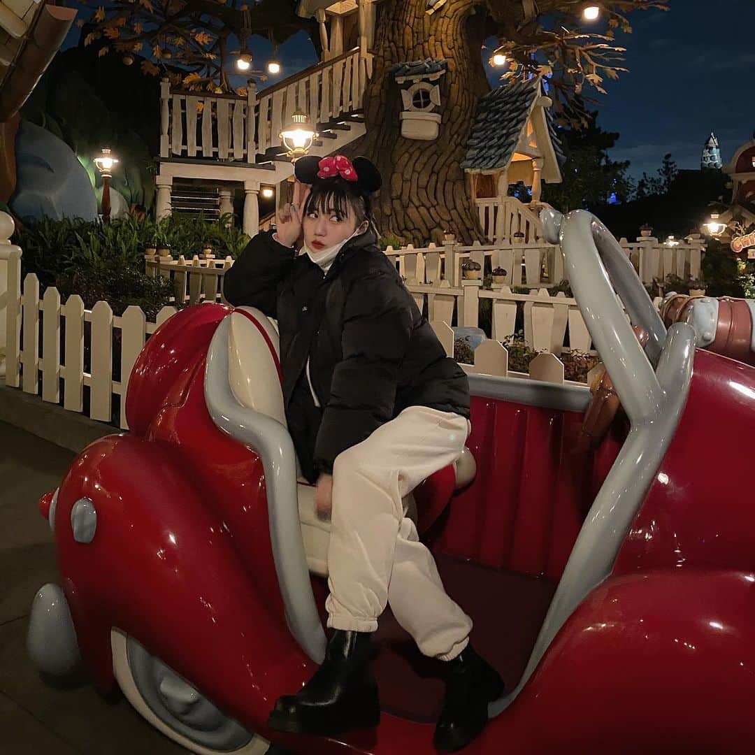 河崎みーなのインスタグラム：「. ミニーちゃんのカチューシャ付けてミッキーに会いに行ったら5秒くらい見つめられた♥️🐭(勘違い) 初めてミッキーとおしゃべりできた日🎄✨ . .」