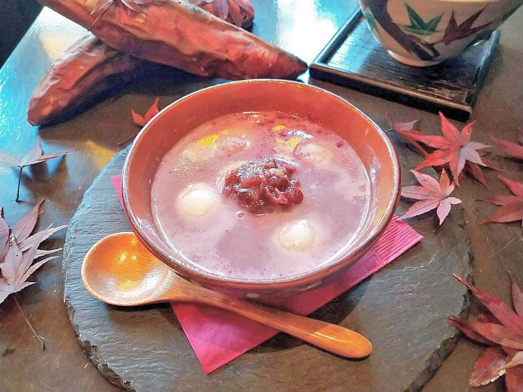 おいもカフェ金糸雀さんのインスタグラム写真 - (おいもカフェ金糸雀Instagram)「. 定番の『おいもしるこ』。 ほっこりとした紫芋のおしるこに、白玉やあずき、焼き芋のダイスをトッピング♪ あざやかな紫色の温かスイーツです(^^) . #おいもカフェ金糸雀 #おいもカフェ #鎌倉 #小町通り#湘南 #神奈川 #カフェ #鎌倉カフェ #湘南カフェ #神奈川カフェ #鎌倉スイーツ #鎌倉グルメ #鎌倉デート #鎌倉旅行 #しるこ #スイーツ #汁粉 #おしるこ #お汁粉 #おいも #紫芋 #いも #お芋 #白玉 #あずき #小豆 #紅葉 #冬 #kamakura #가마쿠라 . 《おいもカフェ金糸雀》 営業時間：10:00-18:00(L.O.17:30) 定休日：水曜日 248-0006 神奈川県鎌倉市小町2-10-10 小町TIビル1F TEL：0467-22-4908」12月11日 22時53分 - oimocafekanaria