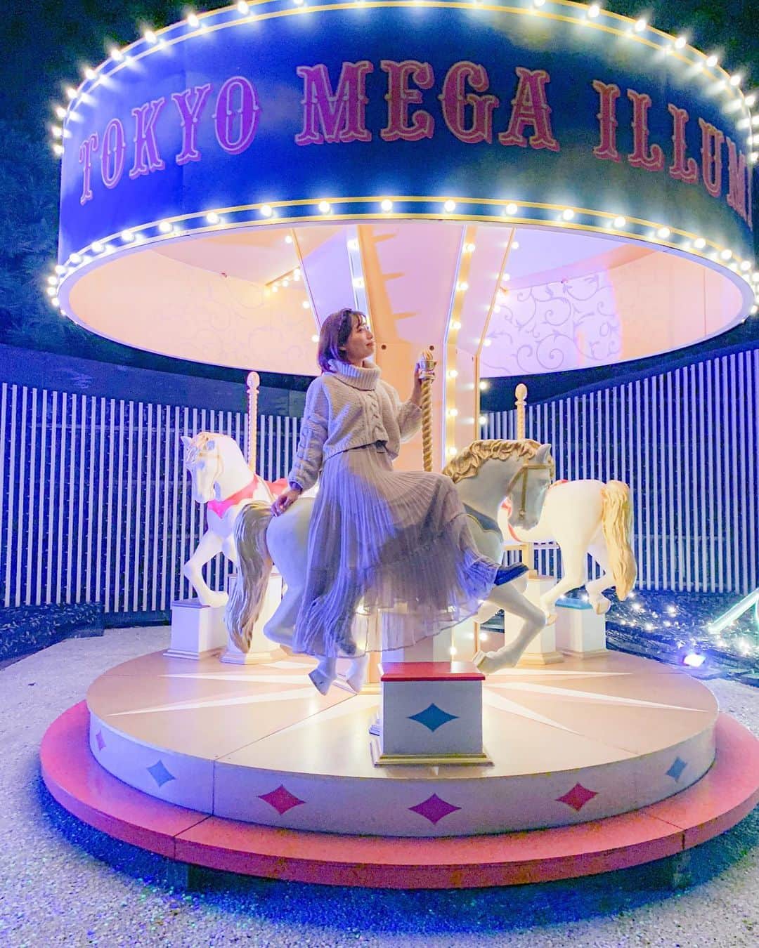和希詩織のインスタグラム：「東京穴場イルミネーションスポット🎠✨ メリーゴーランドのサイズ感も キラキラも#映えスポット だね☺️ . . . YouTubeにイルミネーションの 映え10選❣️投稿してるから プロフィールのURLから飛んでね👇 @kazukishiori  . . . ココは#東京メガイルミ　だよ🙆‍♀️✨🎠 . . . . #東京イルミネーション#イルミネーション#デートスポット #メリーゴーランド#イルミ#メガイルミ#お出かけスポット #たびすたぐらむ #たびじょ #旅したくなるフォト #チャンネル登録お願いします #チャンネル登録 #ゆーちゅーばー #youtuber #イルミネーション2020」