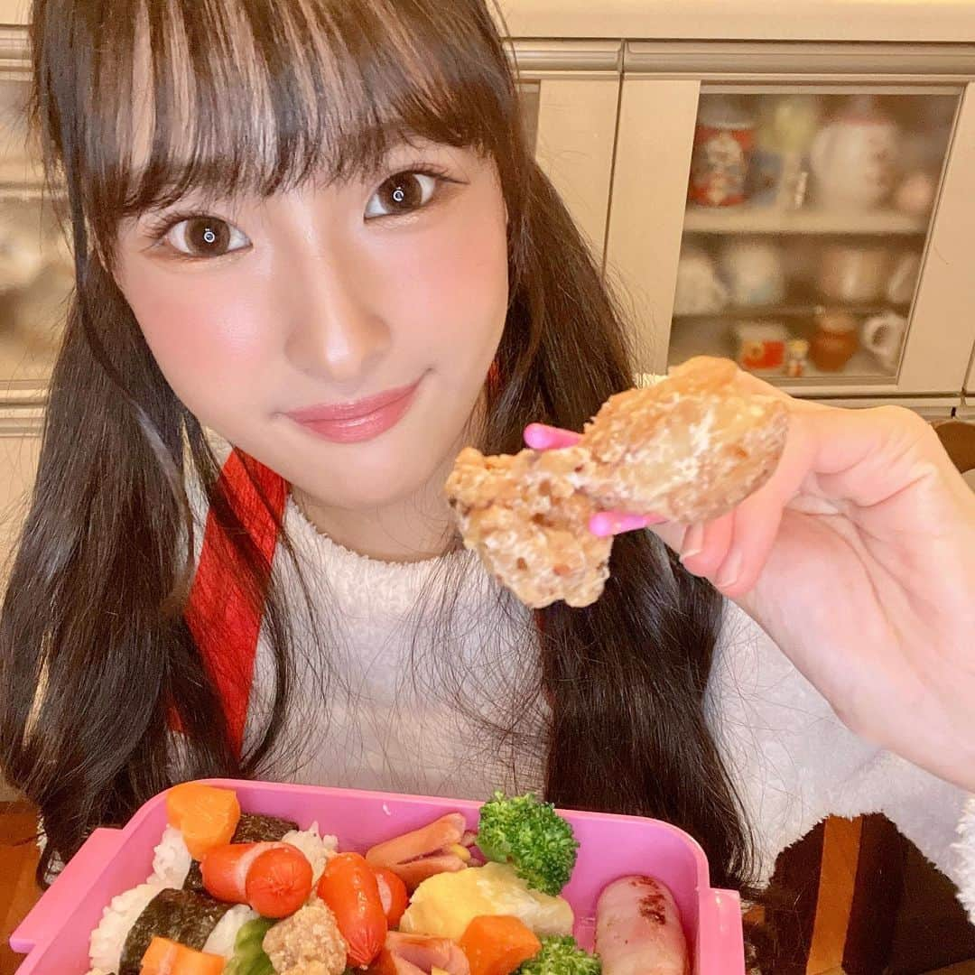 岡本怜奈さんのインスタグラム写真 - (岡本怜奈Instagram)「♡﻿ 🎀 #初めてのお弁当作り 🎀﻿ ﻿ この前SHOWROOMで初めてお弁当作ったよ﻿ ﻿ テーマは｢ハートいっぱいラブリー弁当💗｣﻿ ﻿ ウインナーを斜めに切ったり、﻿ 人参を型抜きでハートにしてみたよ❤️﻿ ﻿ 卵焼きこげこげににならなくて良かった😂﻿ 作った物の中で1番緊張したかも😳﻿ ﻿ もうすぐ高校生になるし、﻿ 自分でもっとお弁当作れるようになりたいな〜✌️﻿ ♡﻿ ♡﻿ #nmb48 #岡本怜奈 #れなたん #たんたんクッキング #初めてのお弁当 #お弁当 #お弁当作り #お弁当部 ﻿ #お弁当日記 #🍱 #お弁当作り楽しもう部﻿ #オベンタグラム #クッキング #料理 #料理写真 ﻿ #手作りごはん #クッキングラム #happy﻿ #Instafood #Instagood」12月11日 22時57分 - renatan1222