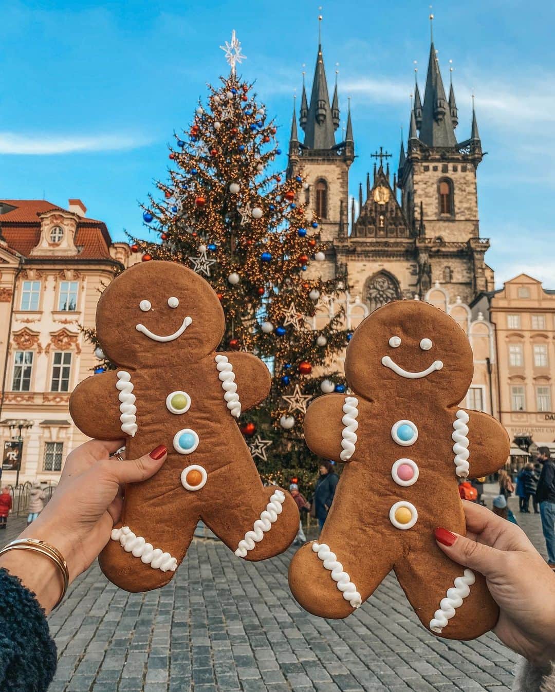 のインスタグラム：「Happy Friday guys 🎄」