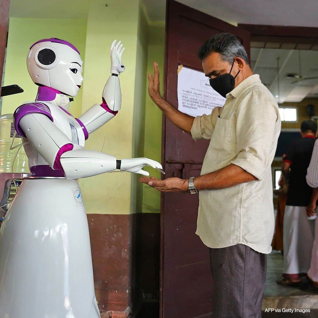 ABC Newsさんのインスタグラム写真 - (ABC NewsInstagram)「A robot dispenses sanitizer as a preventive measure against Covid-19 to a voter at a polling station during the second phase of the local state body elections in Kochi, India on December 10, 2020. #india #robot #coronavirus #sanitizer」12月11日 23時00分 - abcnews