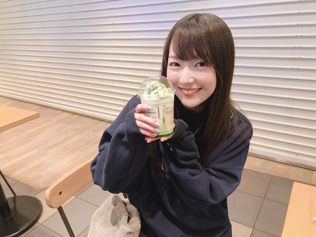 藤本かえでのインスタグラム：「スタバの期間限定のクマチョコ乗っけてご機嫌🐻💓  "サンタベアリスタチョコ"というらしい🤤  単体での写真は撮り忘れちゃいました、、、笑」