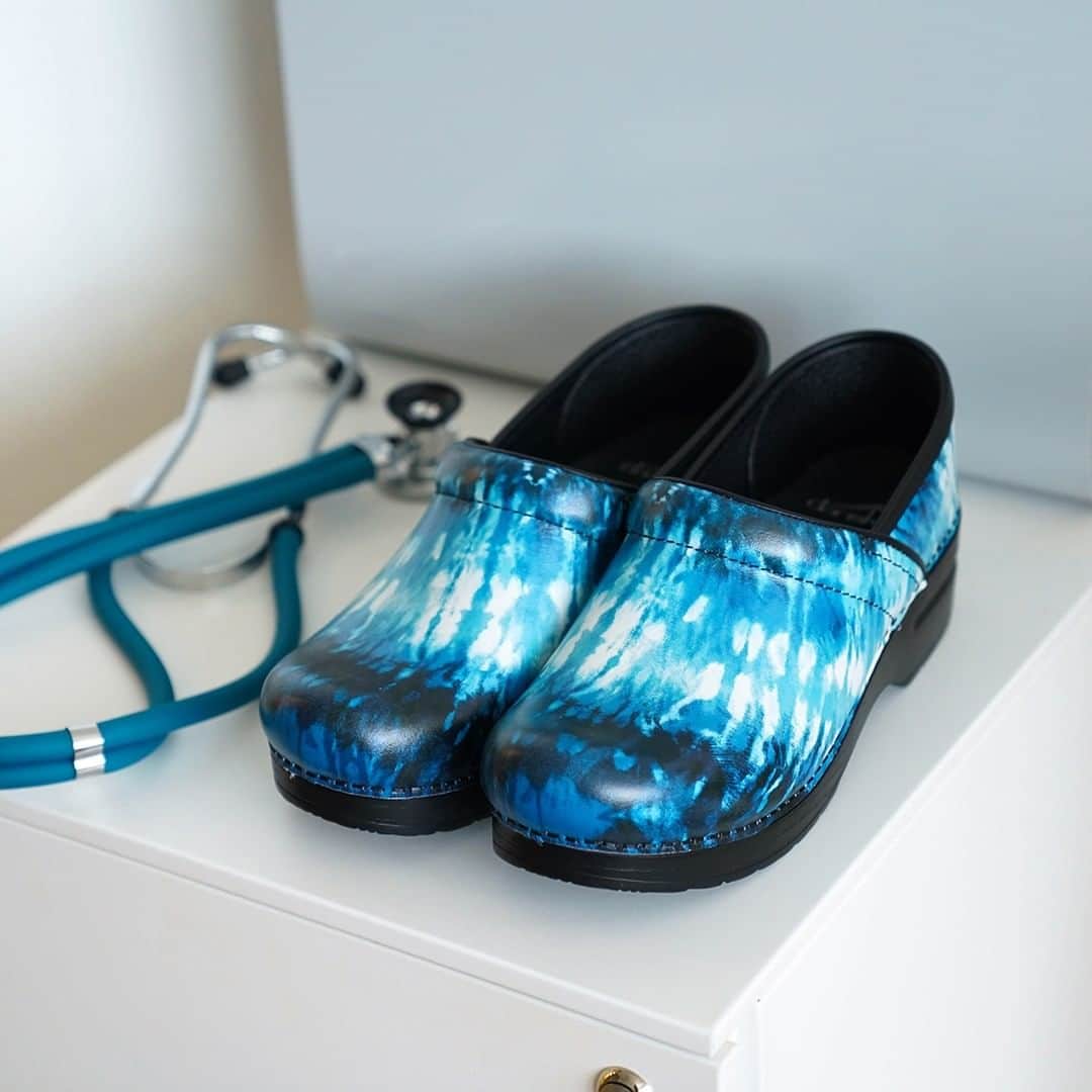 ダンスコのインスタグラム：「These clogs are tie dye for! And we are giving them away today. 1) Tag a friend in the comments. 2) Make sure you’re following @dansko on Instagram. Dansko has been proud to support nurses and healthcare workers throughout their journey, and through our donation efforts over the past months. This year, we are celebrating nurses and healthcare workers all year long! #Giveaway Rules: Giveaway runs 12/11/20 at 9:00 AM EST - 12/13/20 at 11:59 PM EST. No purchase necessary. One winner will be randomly selected and will be notified via DM. Verification that the winner is a nurse or healthcare worker may be required in the form of a nurse’s badge or ID. Winner will win one pair of Dansko shoes from the current collection with a total estimated retail value of $150 each. Giveaway not associated with Instagram. Full terms and conditions at the link in the bio.」