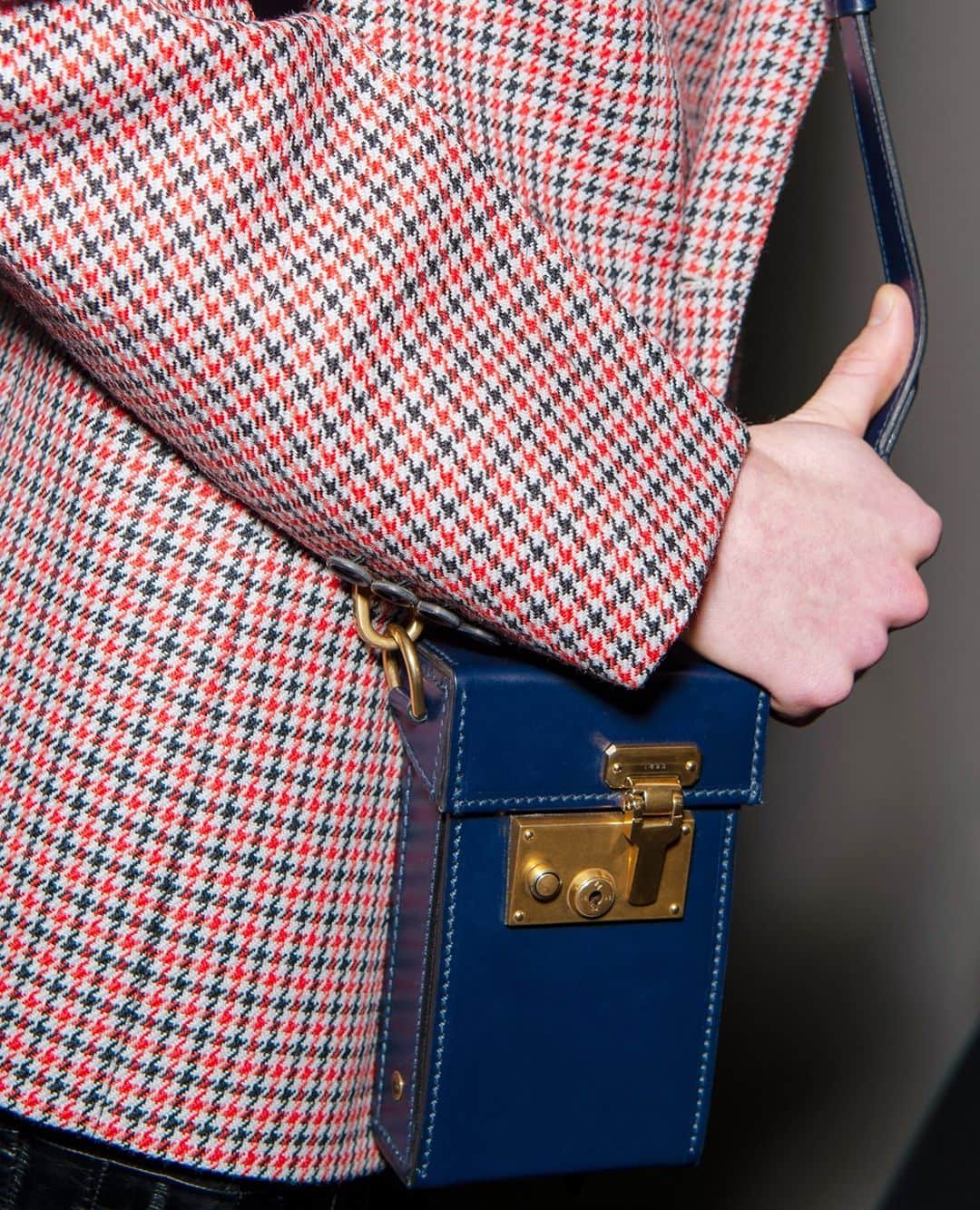 のインスタグラム：「THE LOCK BAG⁠ A NEW HOUSE ICON⁠ #dunhillAW20⁠ ⁠ Featured here in navy with our houndstooth check half-wrap jacket, the Lock bag is inspired by classic attaché cases from the dunhill archive.⁠ Available now in our Instagram shop.⁠ ⁠ Constructed from luxurious box calfskin, this beautiful leather ages well over time allowing each bag to develop its own individual patina and character. Each style features a polished brass lock also drawn from our archive; reimagined with the founding year of the House and engraved Longtail logo. ⁠ ⁠ #dunhillLOCKBAG⁠ ⁠ DUNHILL.COM」