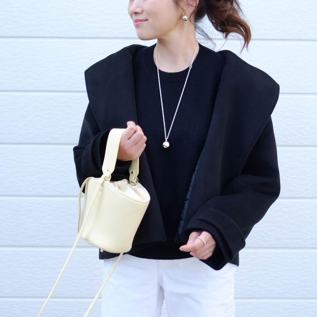 Keikooooooのインスタグラム：「コンバンハ♡ 金夜だから、まだ皆さん起きてるかな🌟今日再販みたいで、ご質問頂いたので、こんな時間だけど投稿📮今日のコーデは、届いたばかりのアウターを着ました♡ 肌触りが良くて、合わせやすくてお気に入りです🥺 アウター @dolce._official #dolce_official ニット、デニム　@uniqlo #uniqlo  バッグ　@ayako_bag  シューズ @ohgaofficial #ohga ネックレス @chieko6 #chieko6」