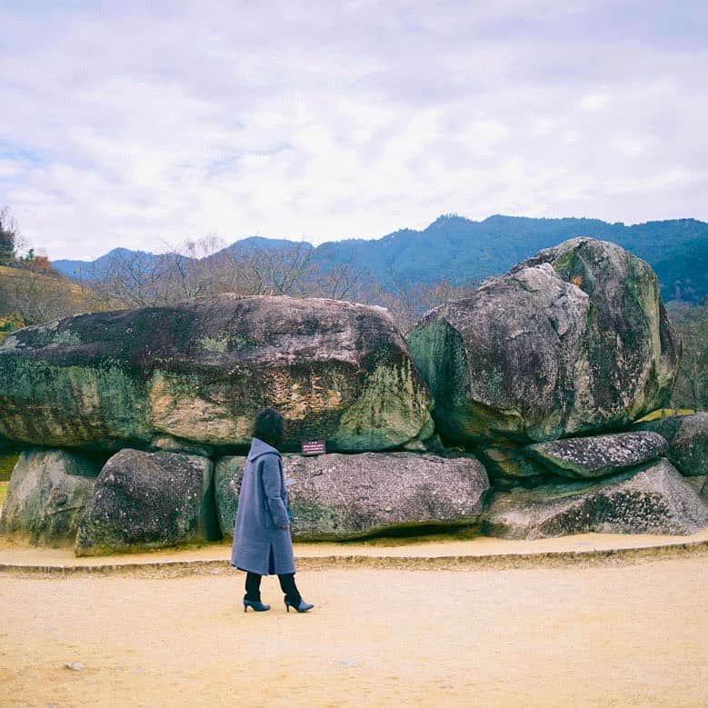 All Nippon Airwaysさんのインスタグラム写真 - (All Nippon AirwaysInstagram)「Underneath this 75-ton stone, you'll find Ishibutai Kofun — the now believed site of the ancient tomb of Soga no Umako. ⛰」12月11日 23時05分 - allnipponairways