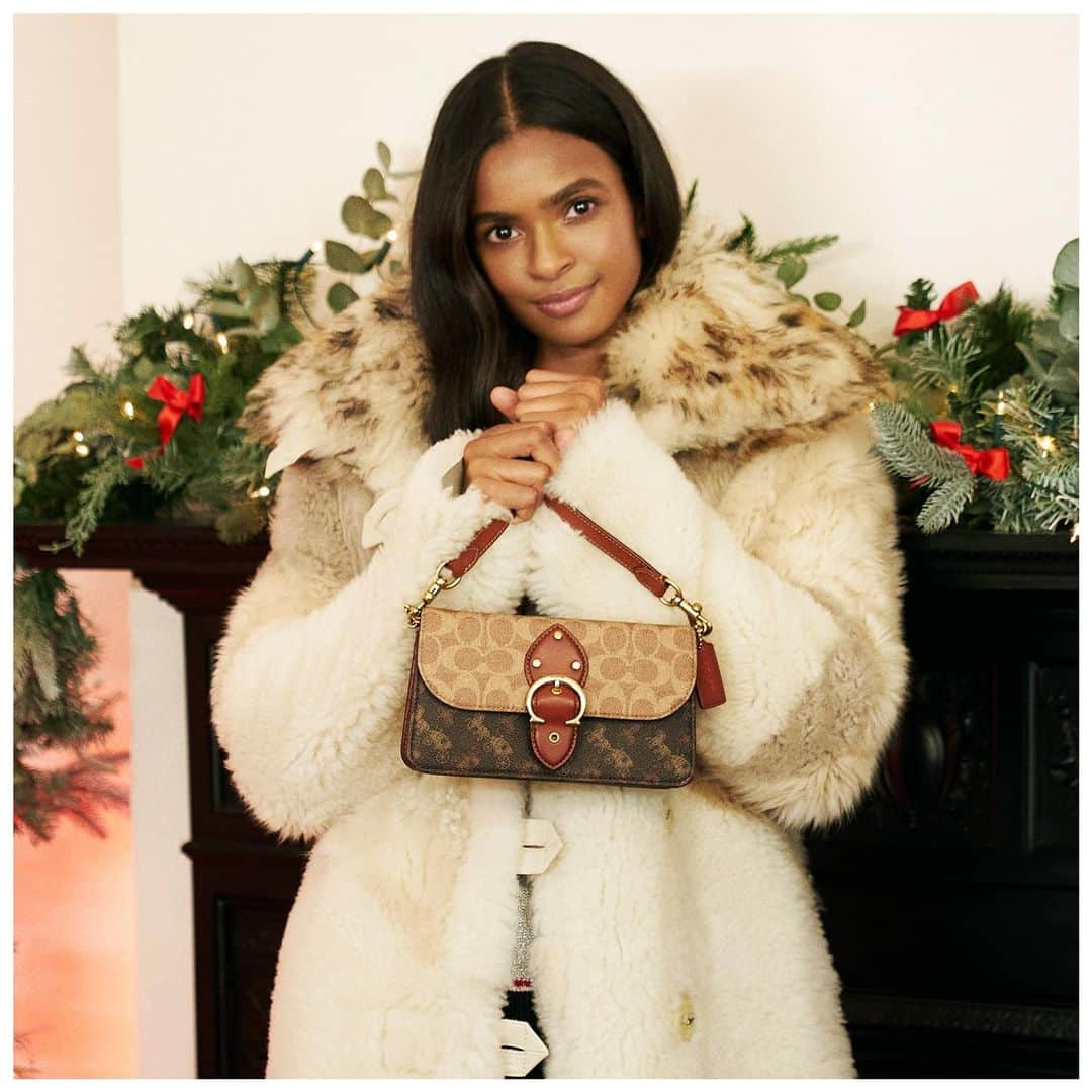 コーチさんのインスタグラム写真 - (コーチInstagram)「Boxing matches vs. unboxing gifts? Athlete and model #RamlaAli wins at both. Here, she pairs a plush coat with our new Signature Beat crossbody...odds are she keeps them for herself. Stay tuned to see what else is on her list. #TheBeatBag #CoachHoliday  Captured by: @christelle_studio #CoachNY」12月11日 23時05分 - coach