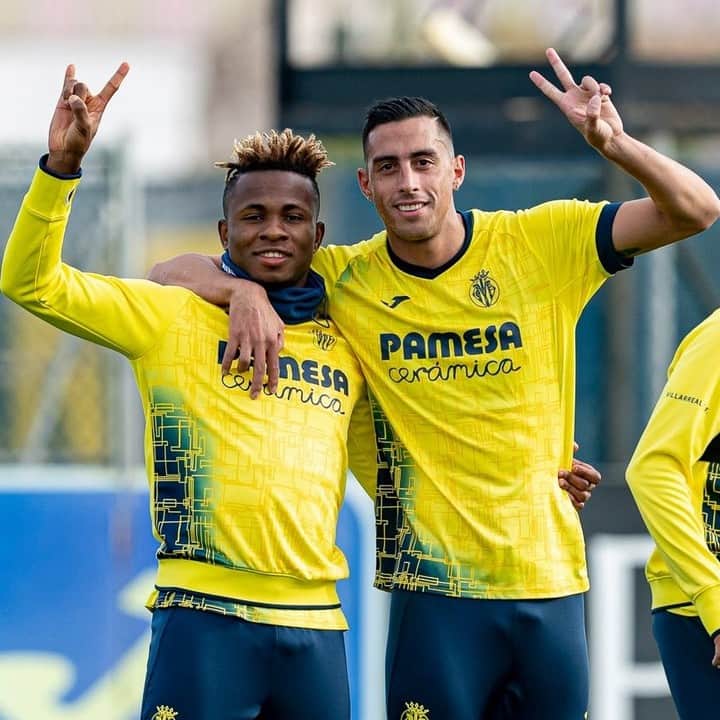 ビジャレアルCFのインスタグラム：「🤟🇳🇬 @chukwuezesamuel8 & @funesmoriofi ✌️🇦🇷  #villarreal #futbol #football #soccer #laliga」