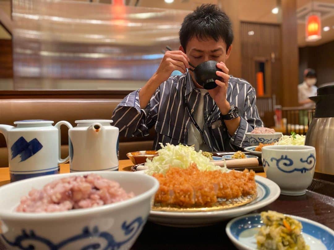 のインスタグラム：「全集中して赤味噌を飲む先輩と肉うどんの撮影がうまくいって満足そうなカニたまあんかけうどんの向こう側の先輩。先輩は年末年始の高校サッカー選手権、自分は明日のDAZN実況準備の合間に。トリニータのホーム最終戦担当頑張ります。 #深夜のカツ #深夜のカー #深夜のうどん #深夜のうー #何か足りない  #わかった #ラーだ #ラー #ラーを欲してる自分 #ラー活 #ラーとは #ラー好きと繋がりたい  #ラー好きはただ一人 #先輩  #アナウンサー  #田邉智彦」